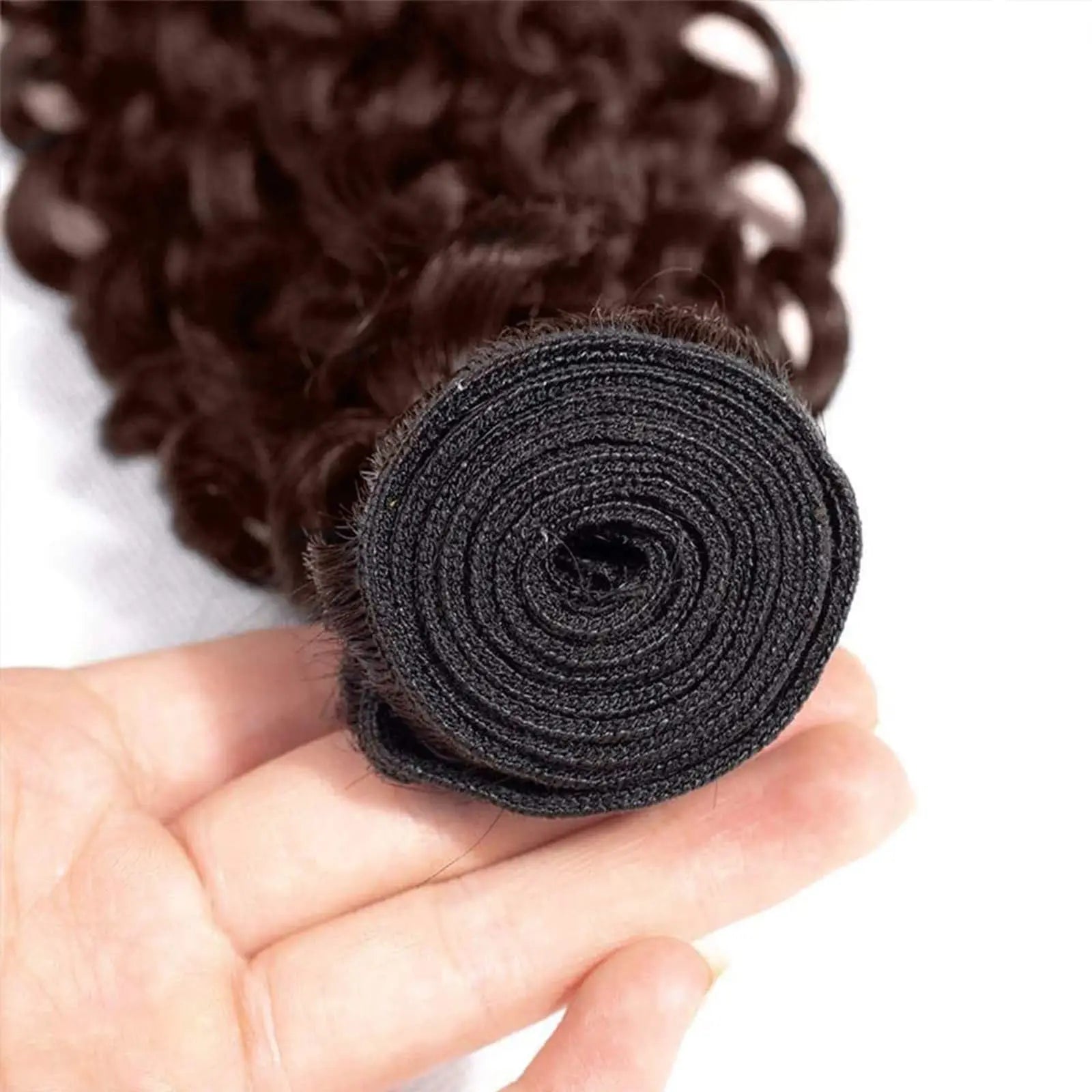 Tissage Brun Chocolat Ondulé Profond – Remy Hair sur une main de femme