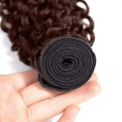 Tissage Brun Chocolat Ondulé Profond – Remy Hair sur une main de femme